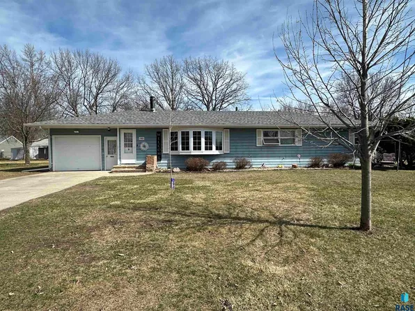 1002 Linden St N, Luverne, MN 56156