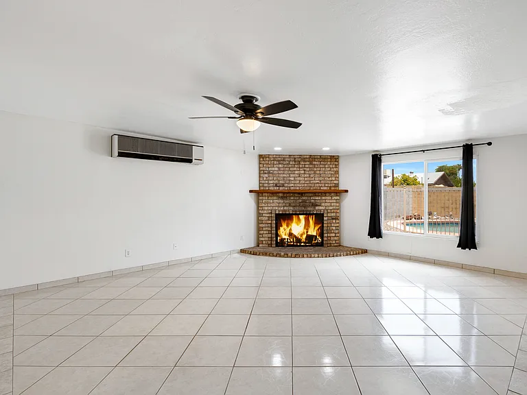 2056 W Des Moines Cir — Photo 17
