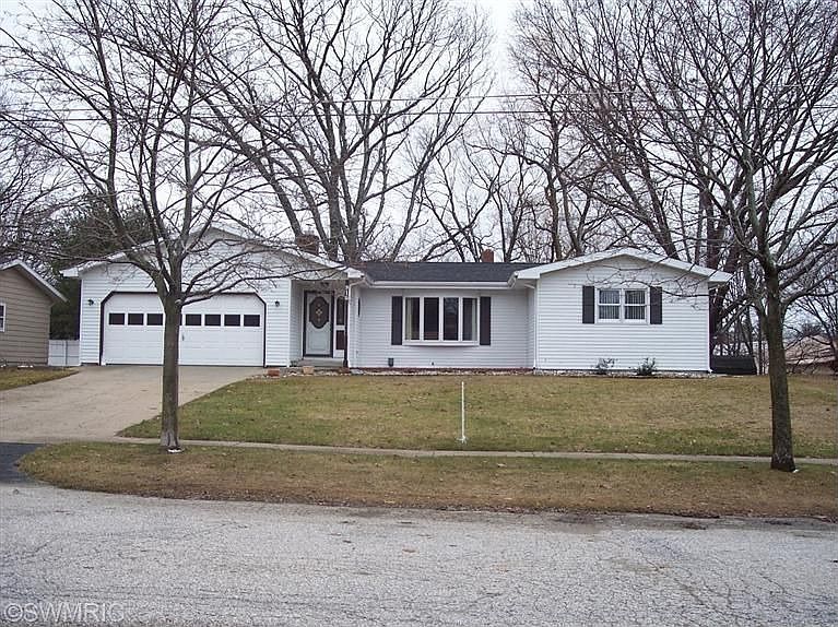 1st image of 916 Woodlawn Ave