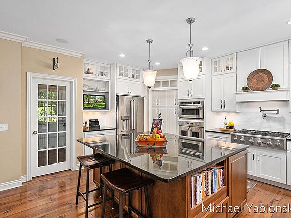 3rd image of 1835 Highgrove Dr SE