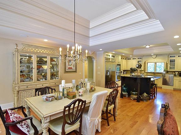 5th image of 1025 Lakeshore Dr