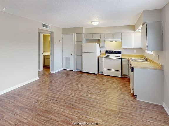5th image of 303 Spruce St APT 2
