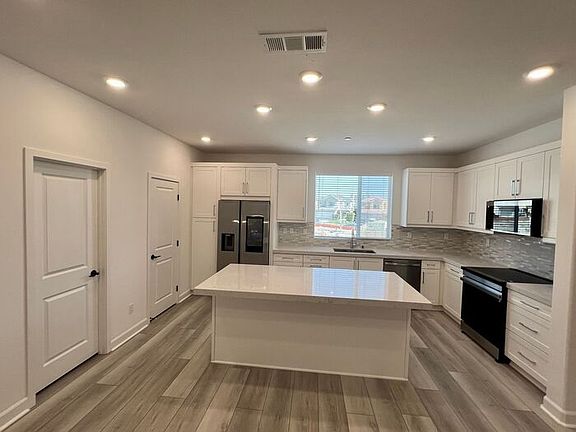 3rd image of 14387 Savannah Ct