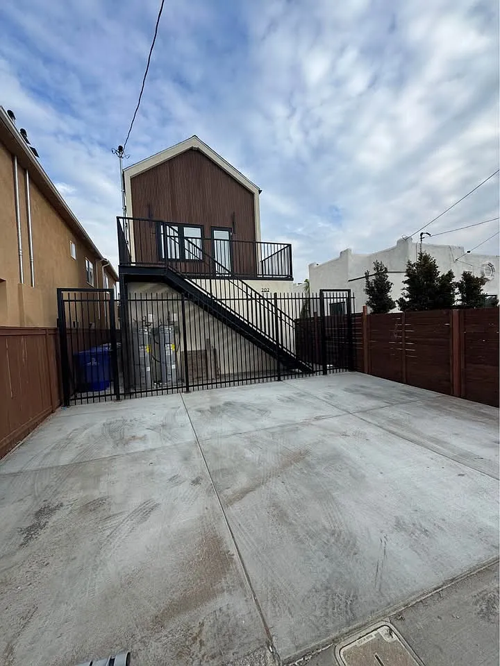 2 bed, 700 sqft, $2,600 — Photo 4