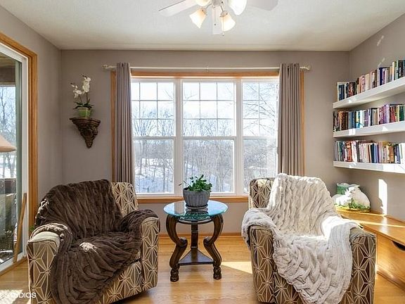 5th image of 604 Oakwood Pl