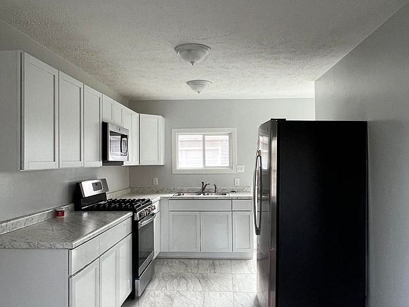 3rd image of 2831 Poplar Dr