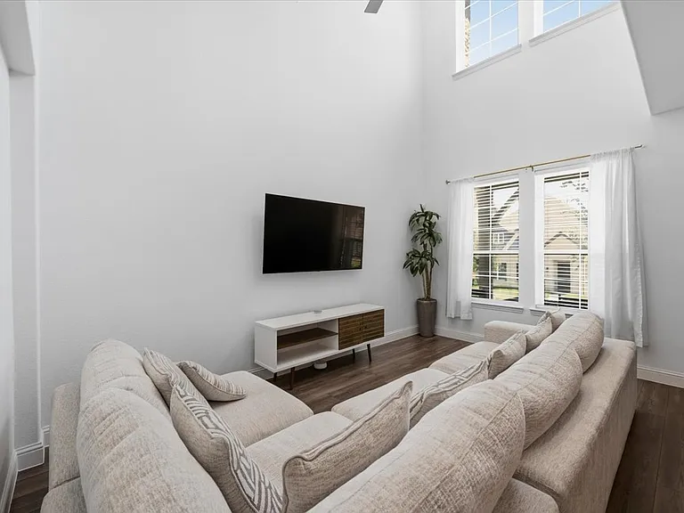 901 Utica Dr — Photo 3