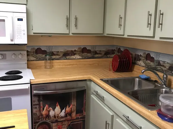 100 W 24th St #8, Lumberton, NC 28358