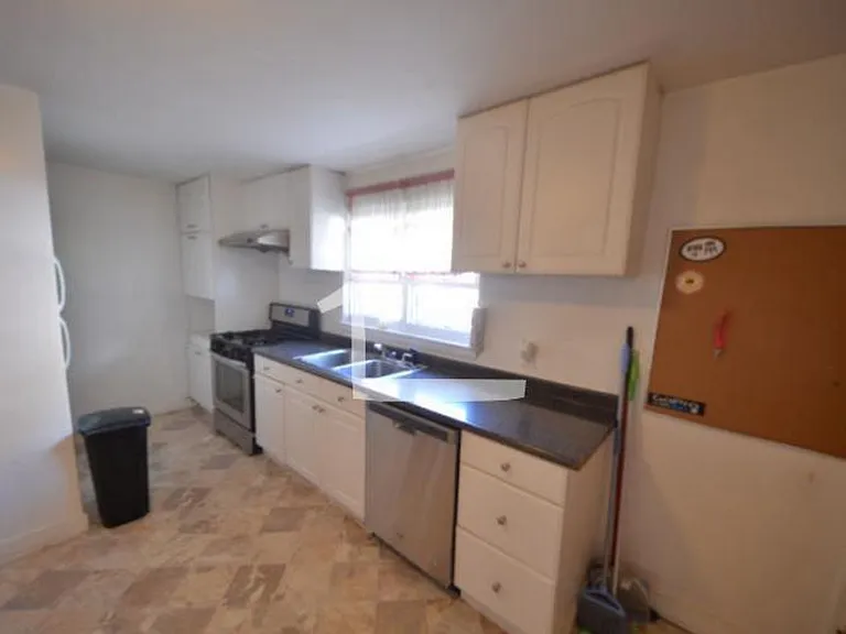 8 Euston St #16 — Photo 7