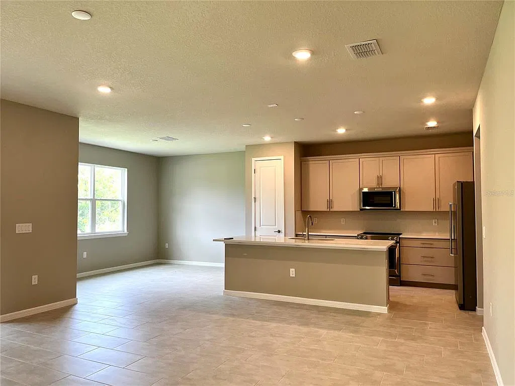 5 bed, 3.0 bath, 2615 sqft, $3,200 — Photo 2
