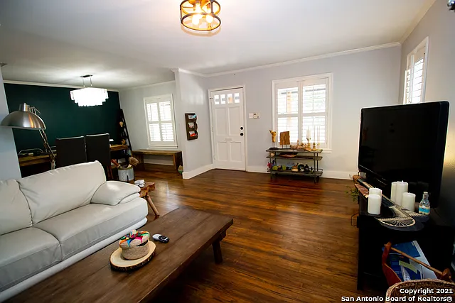 3 bed, 2.0 bath, 1981 sqft, $3,055 — Photo 4