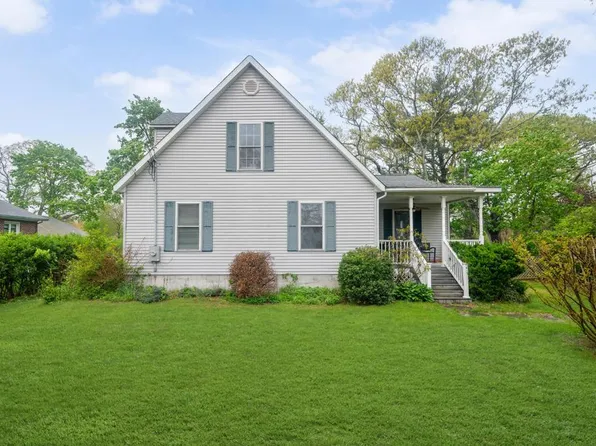 77 Woodhull Avenue, Riverhead, NY 11901