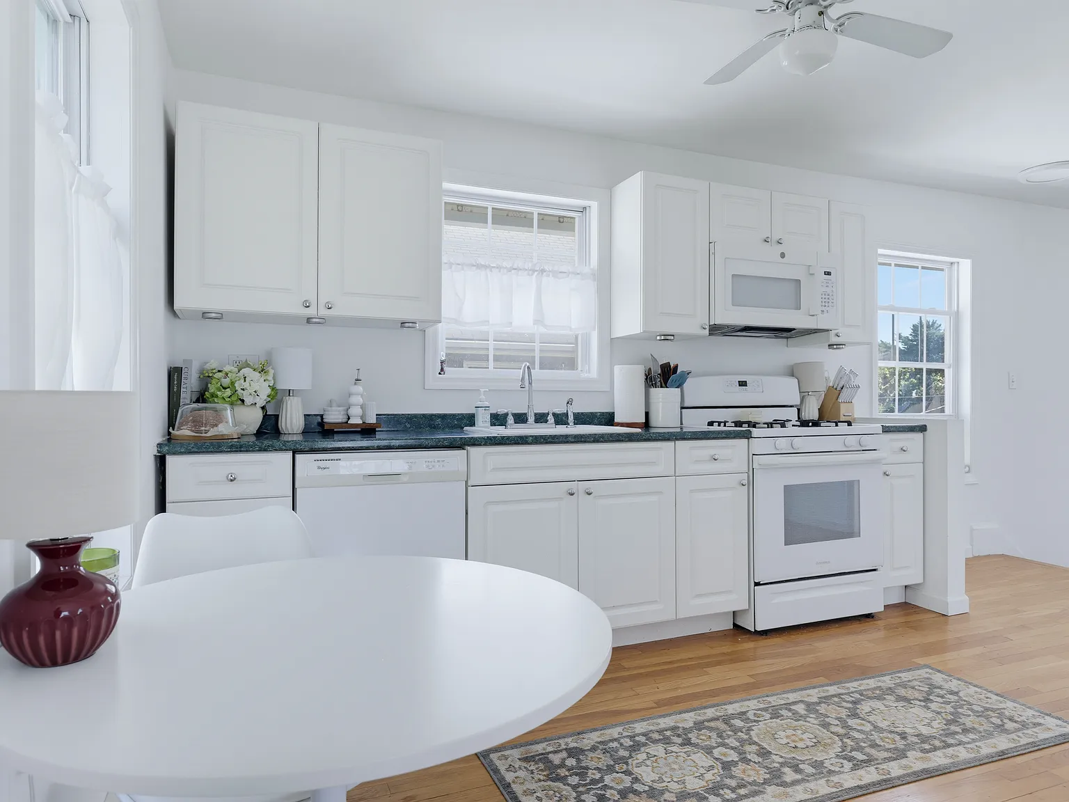 2 bed, 872 sqft, $2,950 — Photo 3