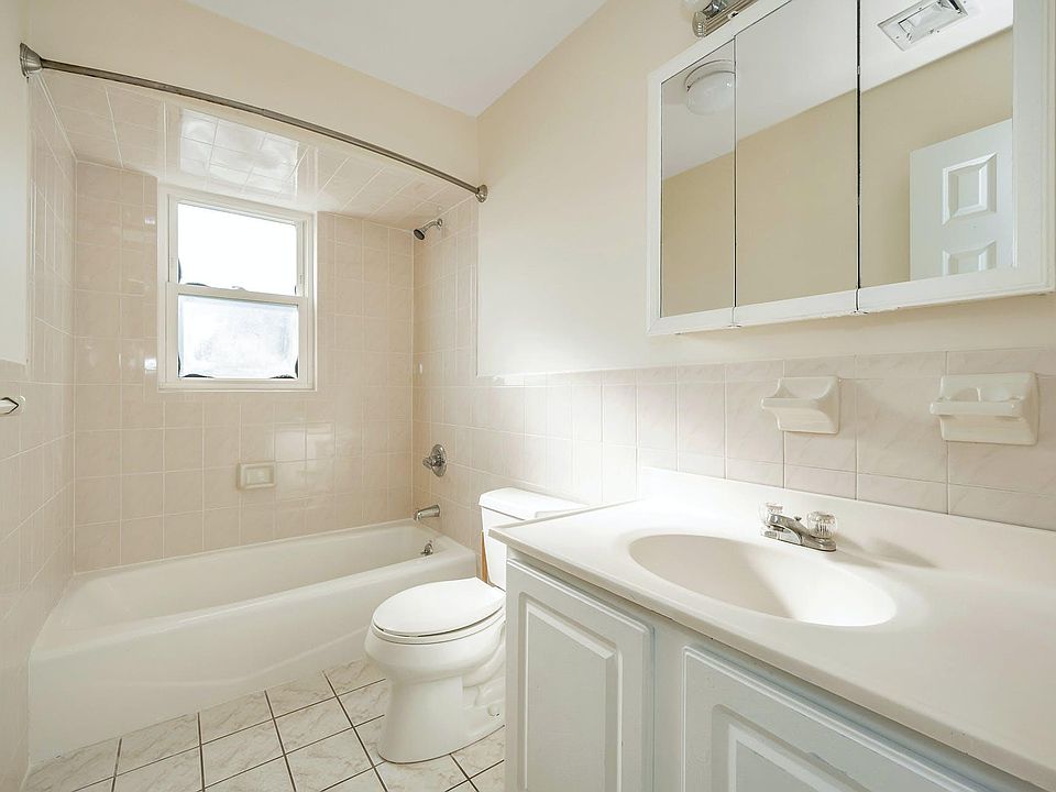 1st image of 105 Hyatt Pl
