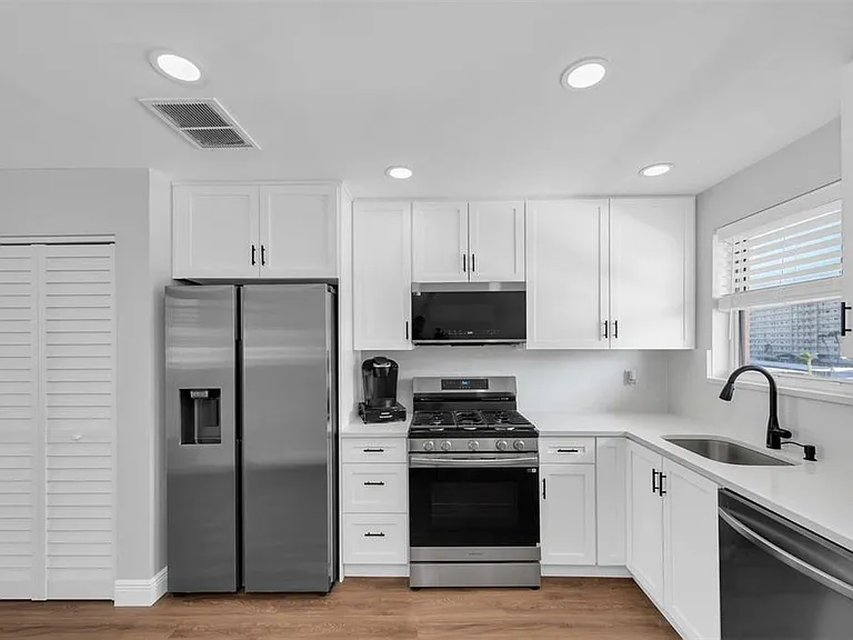6025 Shore Blvd S #405 — Photo 11
