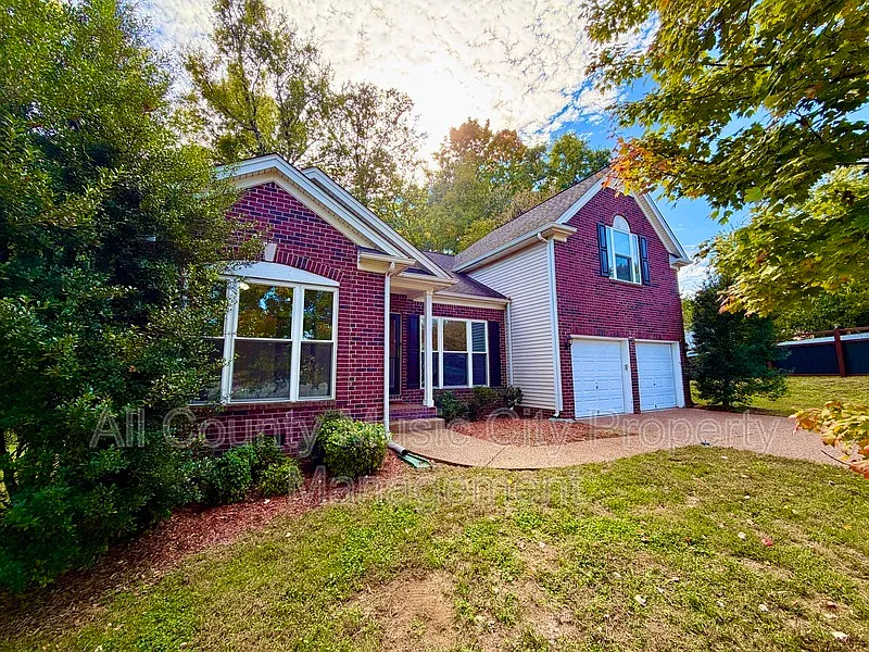 3 bed, 2.0 bath, 2013 sqft, $2,300 — Photo 2