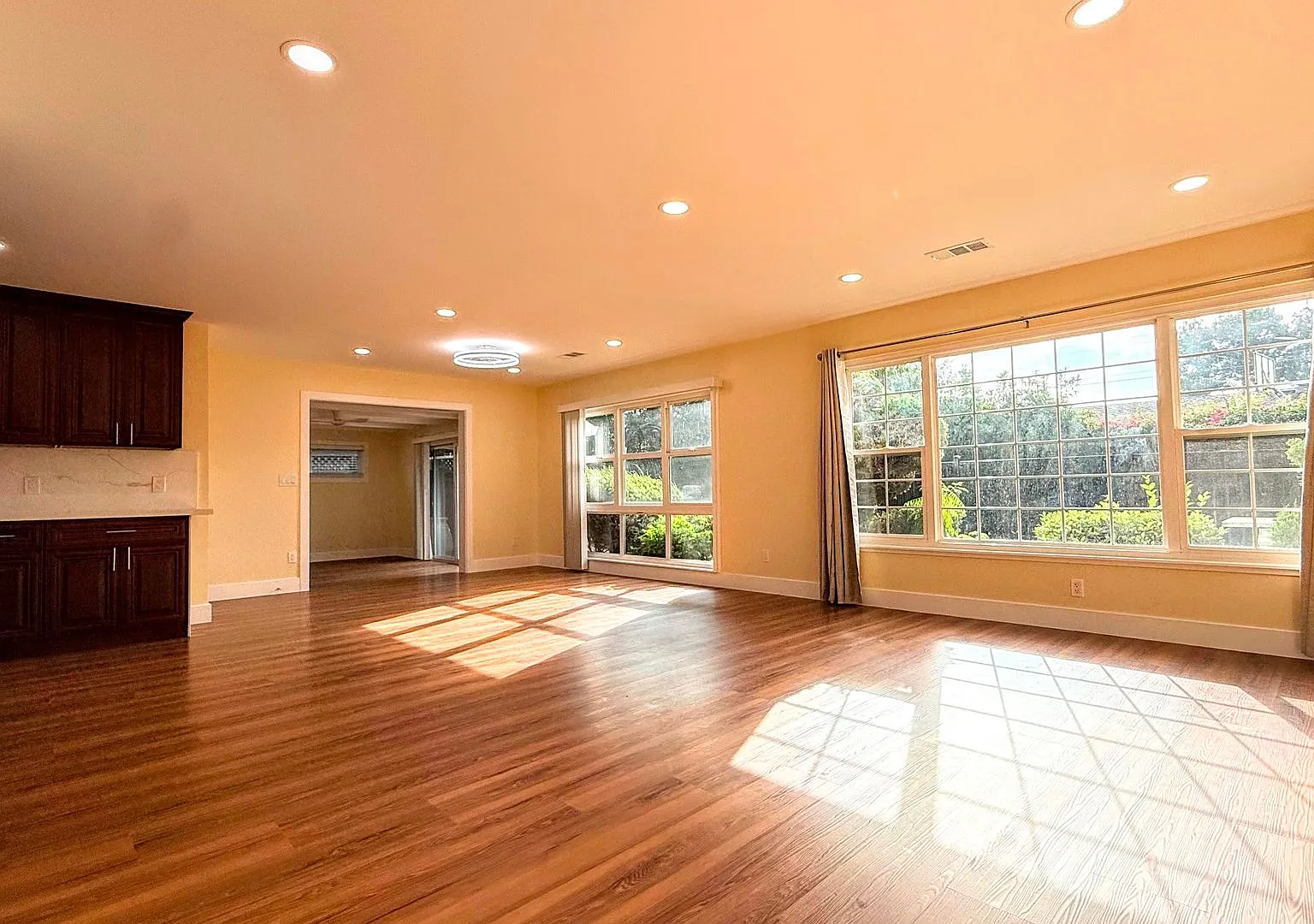 3BD/3BA - Beautifully Remodeled Glenmoor Home with Sparkling Pool and 2 Car Garage — Photo 4
