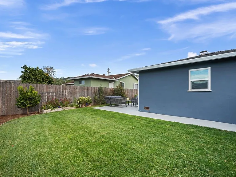 795 Montezuma Dr — Photo 2