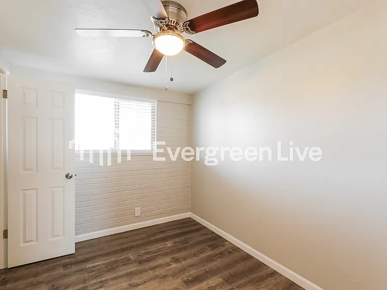 8056 E Victoria Dr — Photo 12
