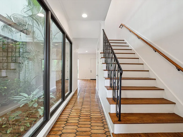 7922 Woodway Dr — Photo 17