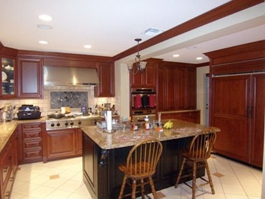 Gourmet Kitchen w Granite Counter-tops
