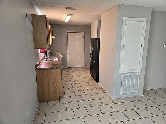 3rd image of 2102 Railroad St