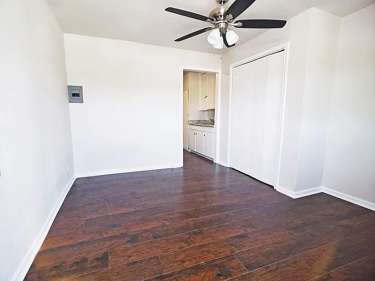 1529 N Walters #4 — Photo 3