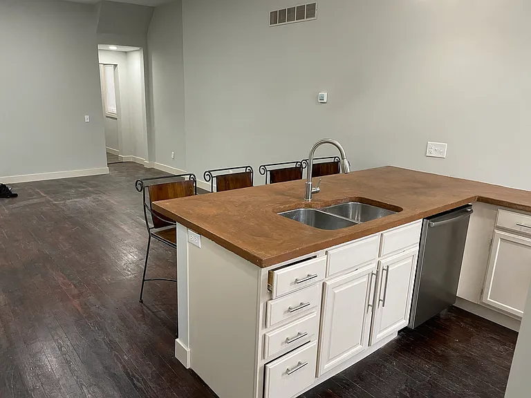 Peninsula/ TV room