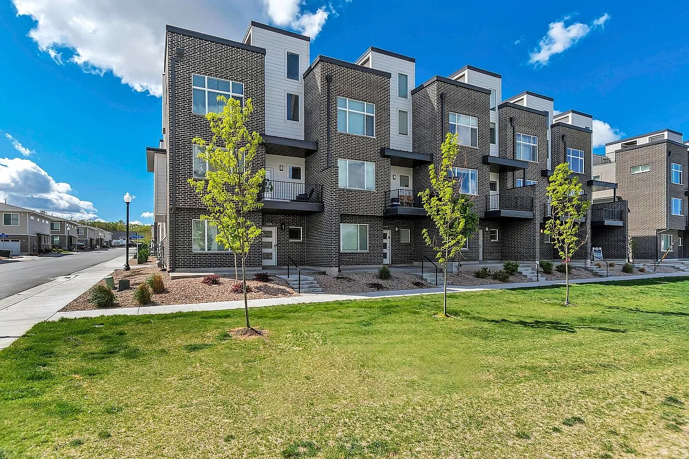 Spacious 4-Bedroom Townhome with Dual Masters & Rooftop — Photo 1