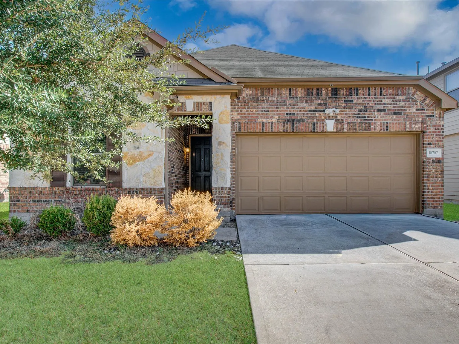 4 bed, 2.0 bath, 1985 sqft, $2,500 — Photo 3