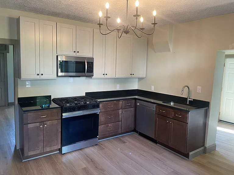 430 S Main St — Photo 2