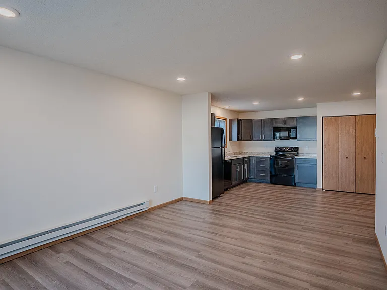 Fargo, ND Lake Crest Apartments | 21E | Living