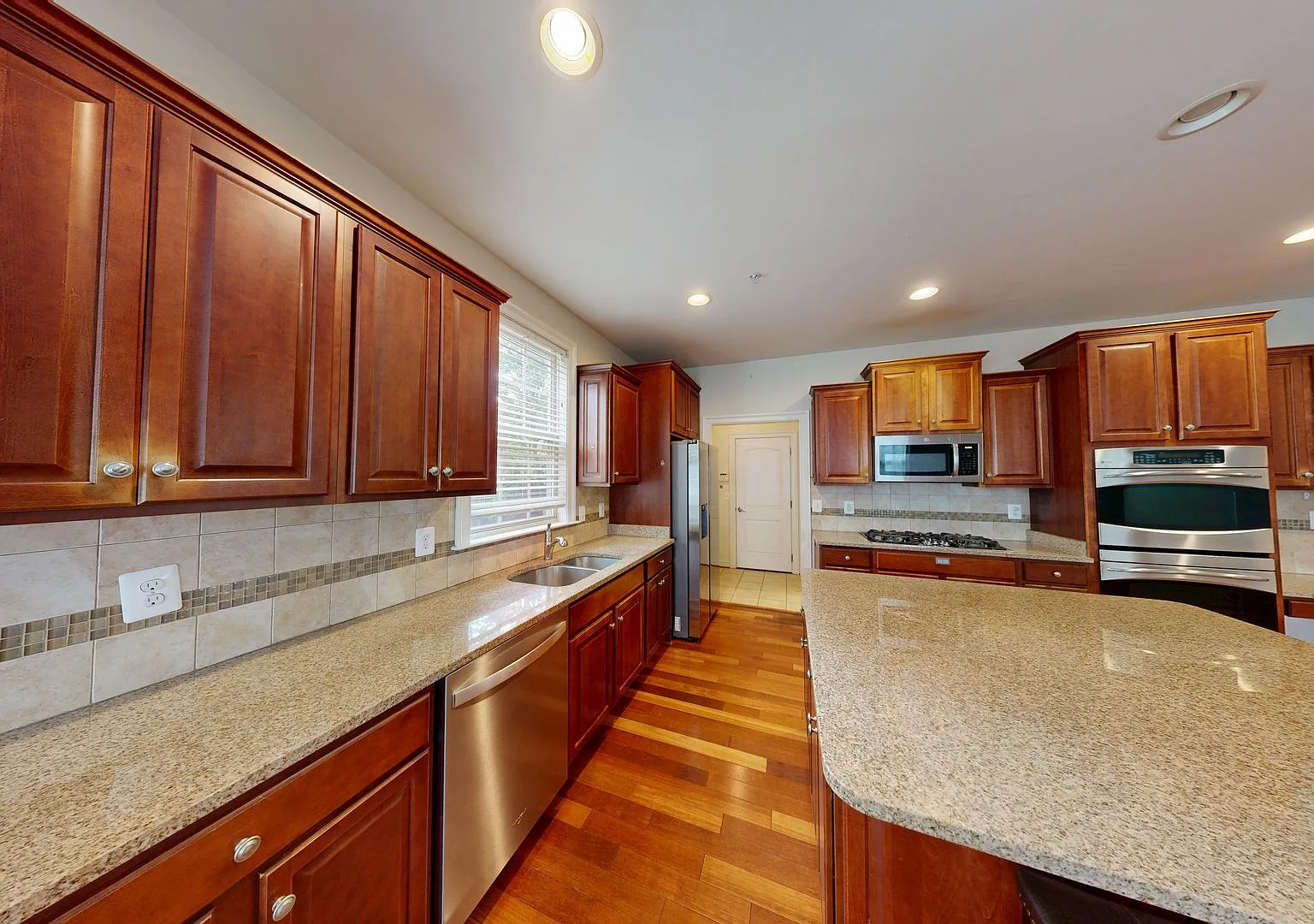 4 + 4.5 BA - Custom Home - Close in Kensington — Photo 2