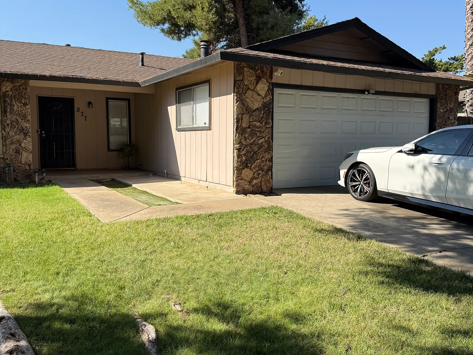 3 bed, 1366 sqft, $2,500 — Photo 2
