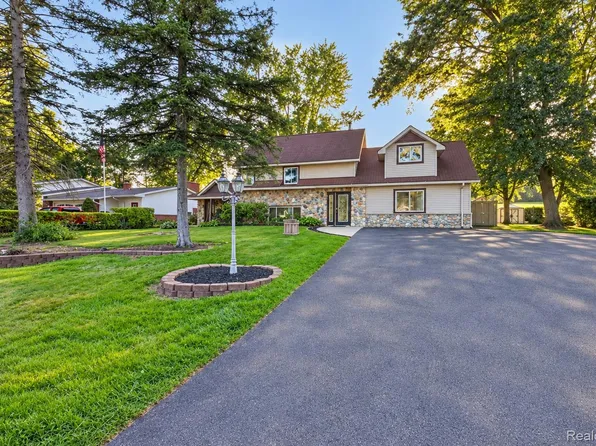 1155 Dolane Blvd, White Lake, MI 48383