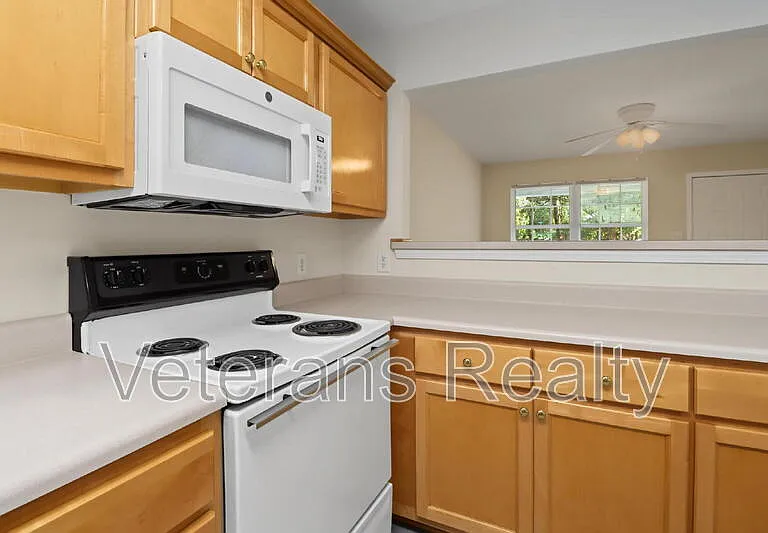 3001 Lamont Rd — Photo 8