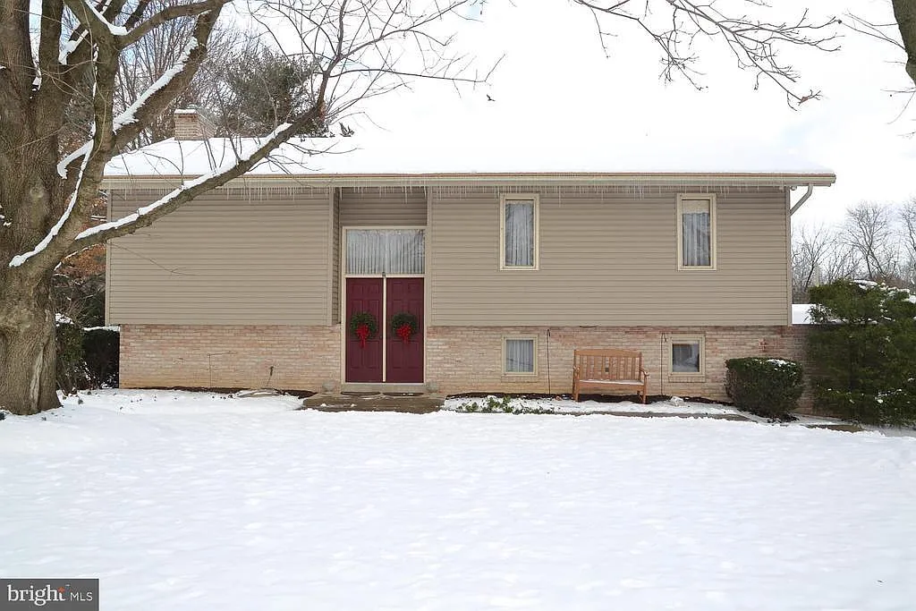1141 Devonshire Rd photo 1