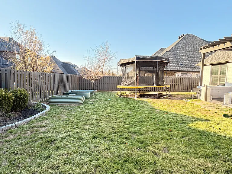609 SE Hendrix St — Photo 18