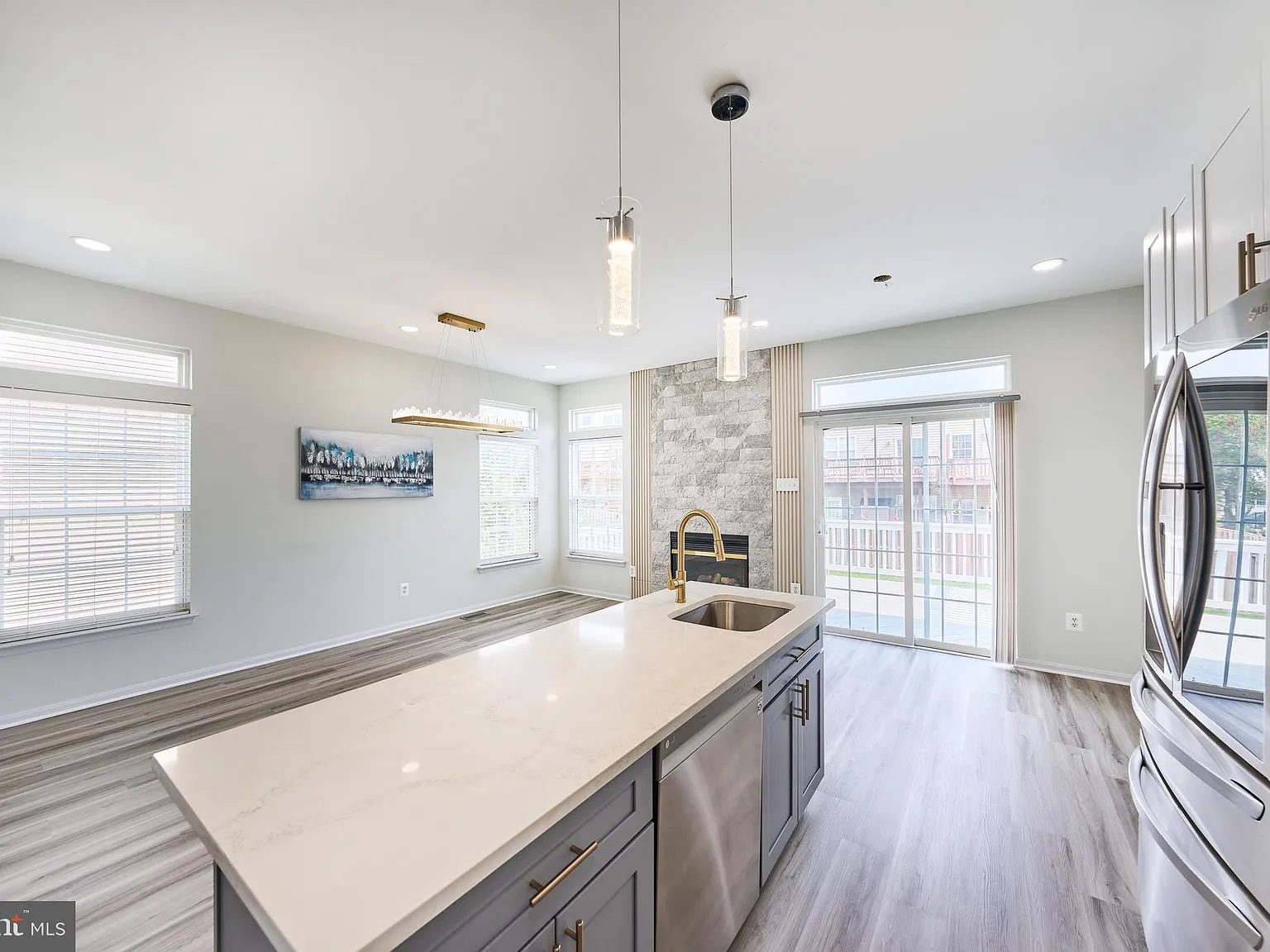 3 bed, 3.5 bath, 2128 sqft, $3,200 — Photo 2