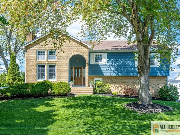 2 Jay Ct, Kendall Park, NJ 08824