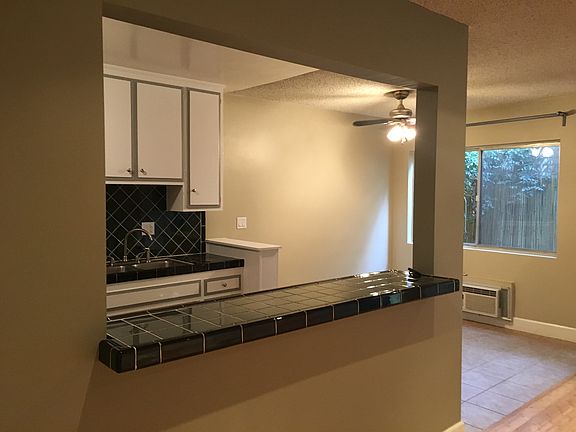 4th image of 725 S Sycamore Ave #1