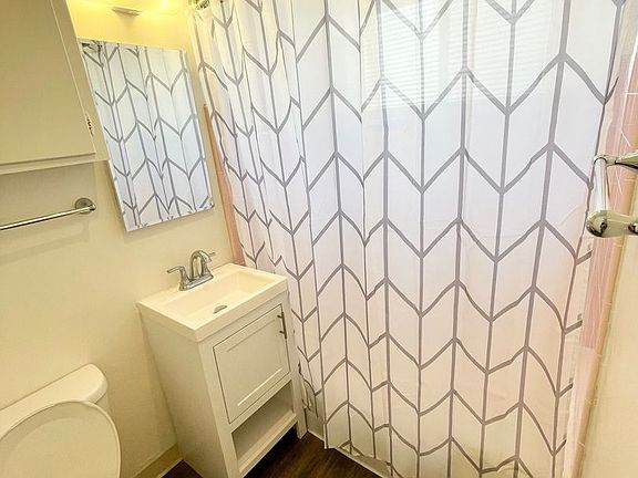 5th image of 4466-4468 Winona Ave #6