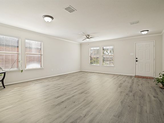3rd image of 513 Laurel Ln