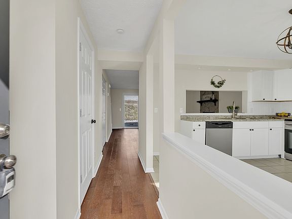 3rd image of 2819 Lake Forest Dr
