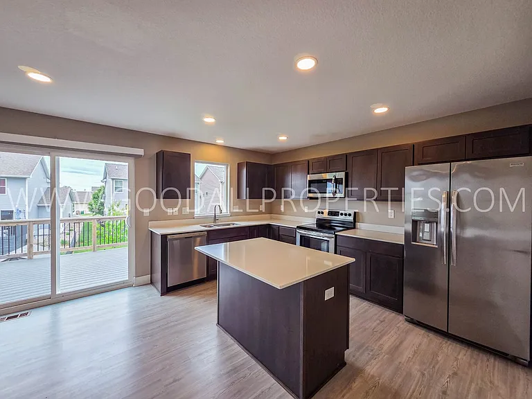 216 Maple Ave — Photo 2