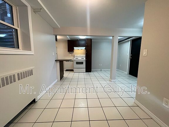 3rd image of 16 Kingsway Dr Unit 3