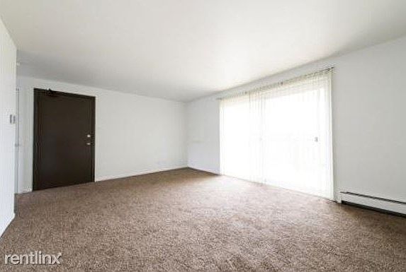1573 State St Apartments Chicago Living Room