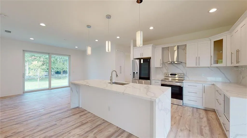 3 bed, 2.0 bath, 1669 sqft, $2,100 — Photo 3