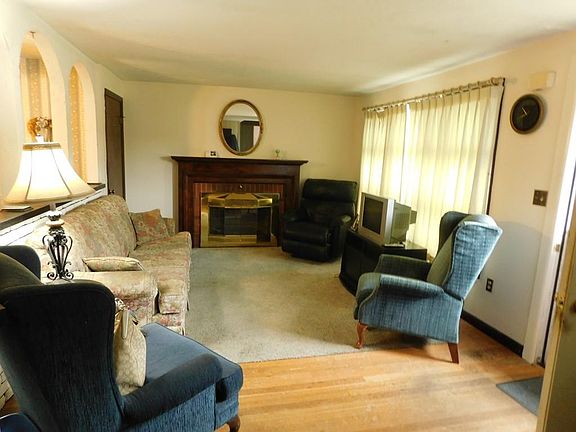 3rd image of 58 Woodlawn Cir