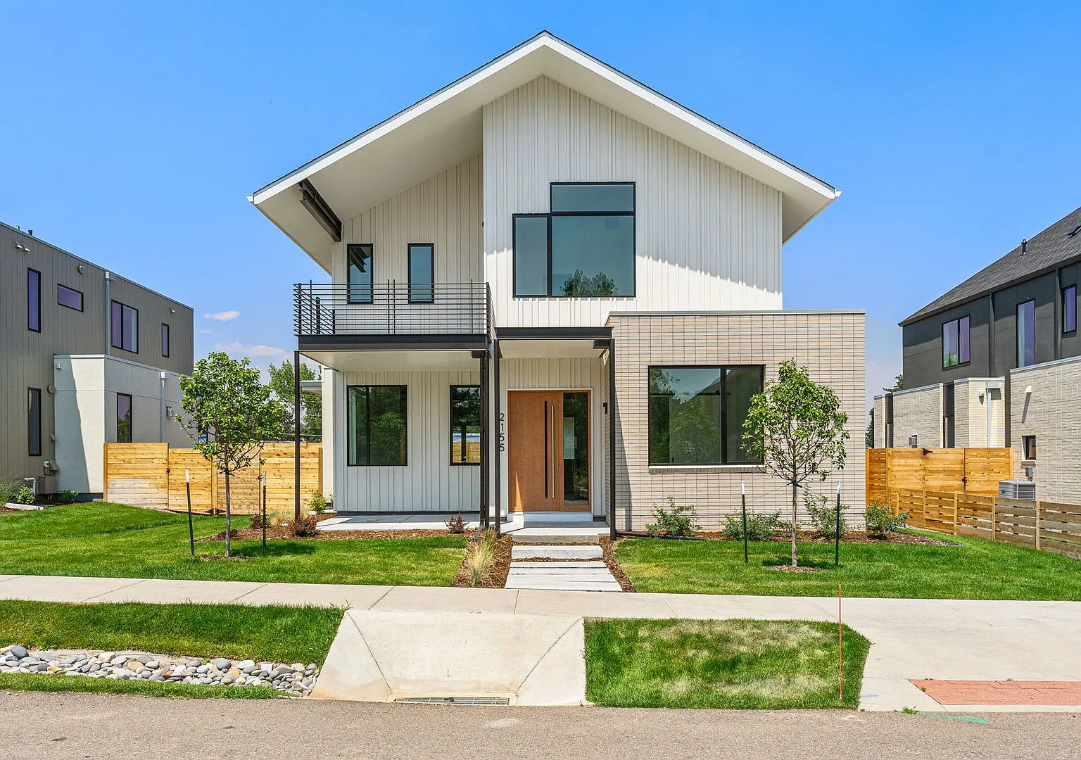 Luxury Living 5 Bed 5 Bath New Home Located In Boulder- Available Now! — Photo 2